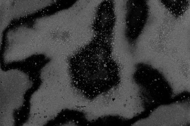 Çizik ve çatlaklarla dolu pis bir doku.