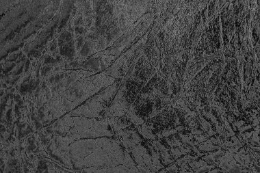 Çizik ve çatlaklarla dolu pis bir doku.