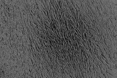 Çizik ve çatlaklarla dolu pis bir doku.