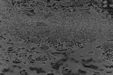 Çizik ve çatlaklarla dolu pis bir doku.