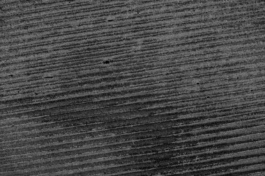 Çizik ve çatlaklarla dolu pis bir doku.