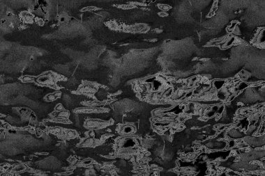 Çizik ve çatlaklarla dolu pis bir doku.