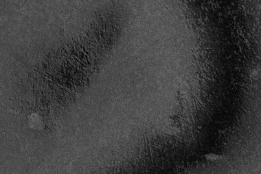 Çizik ve çatlaklarla dolu pis bir doku.