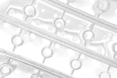 Çizik ve çatlaklarla bembeyaz bir doku.