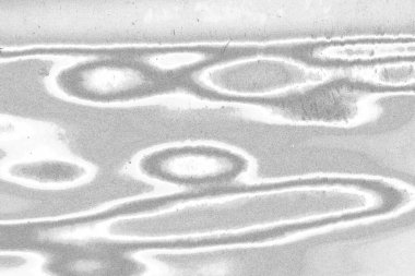 Çizik ve çatlaklarla dolu pis bir doku.