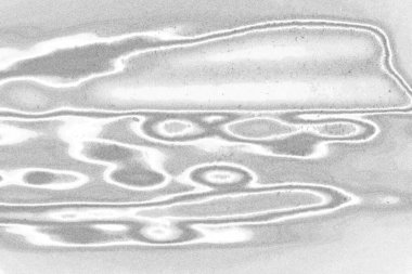 Çizik ve çatlaklarla dolu pis bir doku.