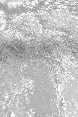 Çizik ve çatlaklarla dolu pis bir doku.