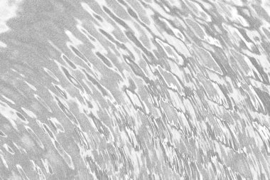 Çizik ve çatlaklarla bembeyaz bir doku.