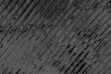 Çizik ve çatlaklarla dolu pis bir doku.