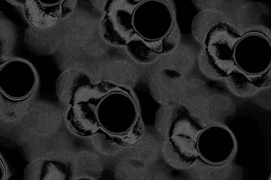 Çizik ve çatlaklarla dolu pis bir doku.