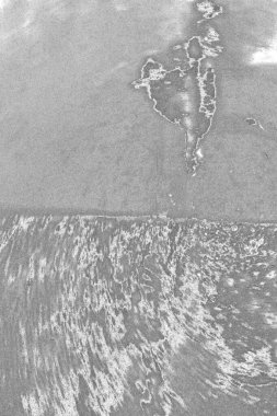 Çizik ve çatlaklarla dolu gri bir doku.