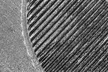 Çizik ve çatlaklarla dolu gri bir doku.