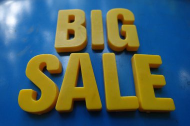 Satış konsepti. Arkaplanda sarı harfler