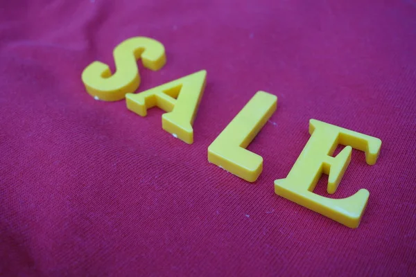 销售概念 红色背景上的黄色字母 — 图库照片