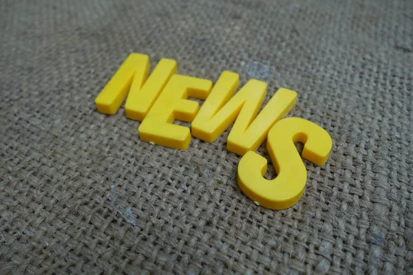 Nieuws Concept Gele Letters Achtergrond — Stockfoto