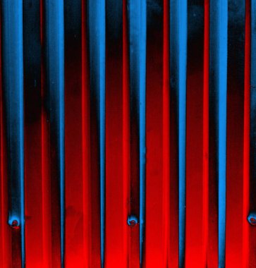 Oluklu metal levha çit görevi görüyor, dikey çizgilere yatay görünüm