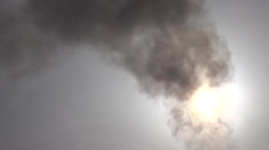 Gün batımında bacadan duman çıkıyor.