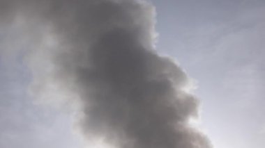 Gökyüzündeki bacadan duman çıkıyor. 