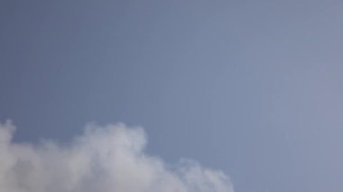 Gökyüzündeki bacadan duman çıkıyor. 