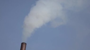 Gökyüzündeki bacadan duman çıkıyor. 