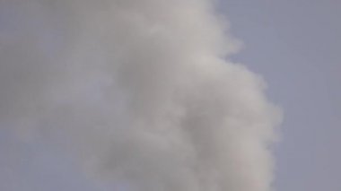 Gökyüzündeki bacadan duman çıkıyor. 