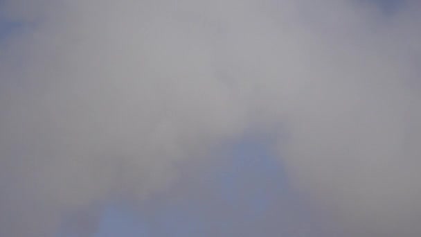 空の煙突から煙が出て — ストック動画
