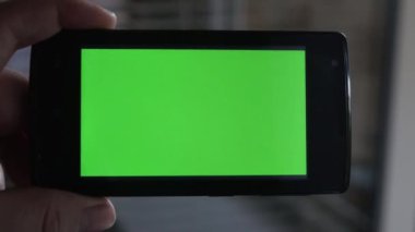Yeşil ekranlı cep telefonu kullanan el, Mobil telefonun yeşil ekran modelleme şablonu, Chroma anahtarı