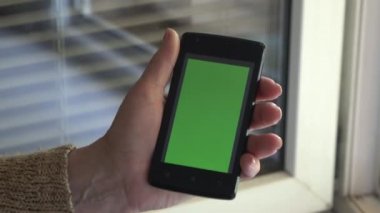 Yeşil ekranlı cep telefonu kullanan el, Mobil telefonun yeşil ekran modelleme şablonu, Chroma anahtarı