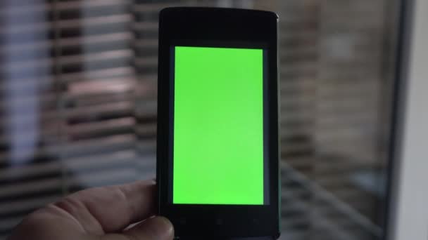 Мужчина Держит Мобильный Телефон Вертикально Зеленым Экраном — стоковое видео