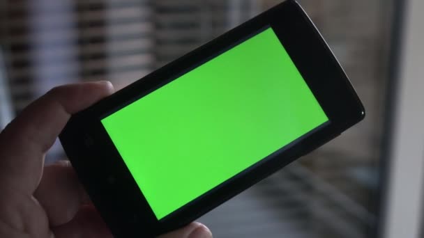 Чоловіча Рука Тримає Мобільний Телефон Зеленим Екраном — стокове відео