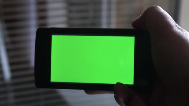 Man Hand Hålla Mobiltelefon Vertikalt Med Grön Skärm — Stockvideo