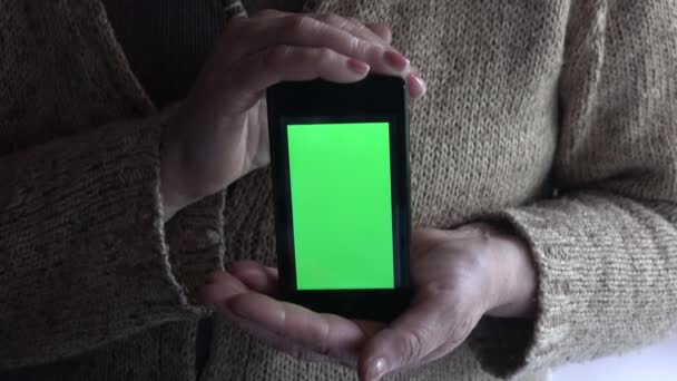 Manos Femeninas Sosteniendo Teléfono Móvil Posición Vertical Con Pantalla Verde — Vídeo de stock