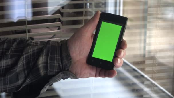 Mano Usando Teléfono Móvil Con Pantalla Verde Plantilla Maqueta Pantalla — Vídeos de Stock