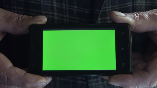 Manos Usando Teléfono Móvil Con Pantalla Verde Plantilla Maqueta Pantalla — Vídeos de Stock