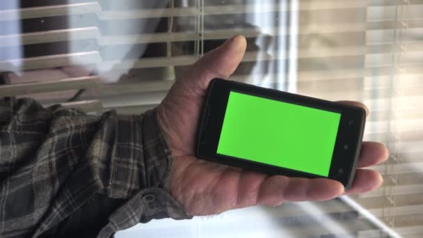 Mano Usando Teléfono Móvil Con Pantalla Verde Plantilla Maqueta Pantalla — Vídeo de stock