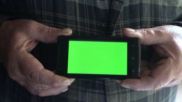 Manos Masculinas Sosteniendo Teléfono Móvil Verticalmente Con Pantalla Verde — Vídeo de stock