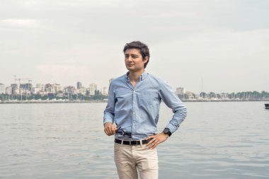 İşadamı deniz arka plan kavramı: