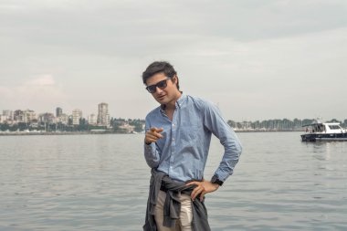 Eşcinsel işadamı deniz arka plan kavramı: