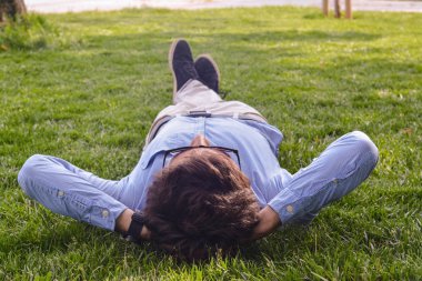 Çim zemin üzerinde işadamı uzan