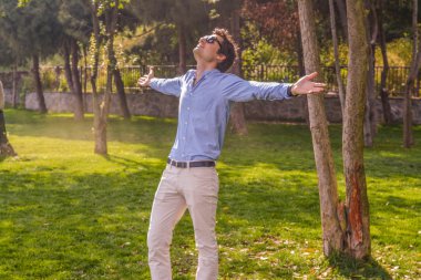 Doğa kucaklayan işadamı