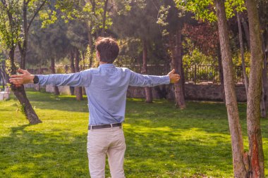 Doğa kucaklayan işadamı