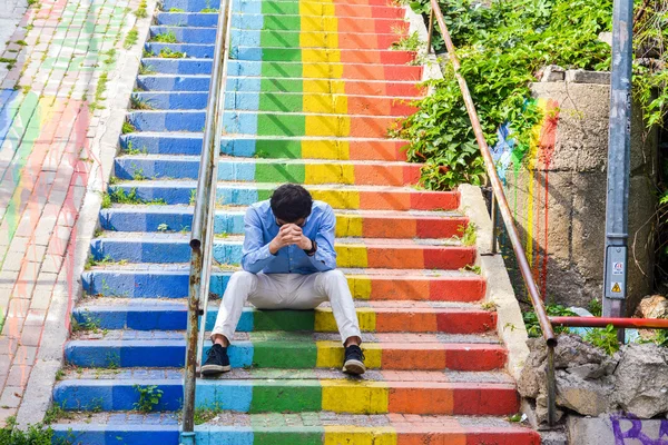 Style gay décontracté : homme l'arc-en-ciel escaliers — Photo