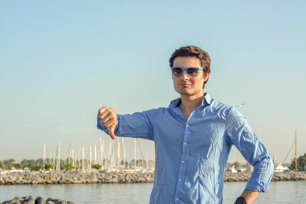 Бизнесмен на фоне моря: Палец о палец — стоковое фото