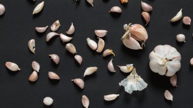 Siyah arka planda sarımsak