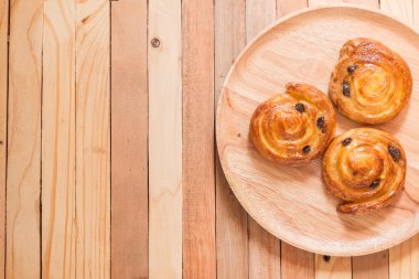 Tarçın ve kuru üzüm rulo çörek