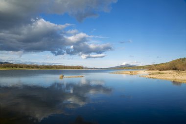 Göldeki yansımalar