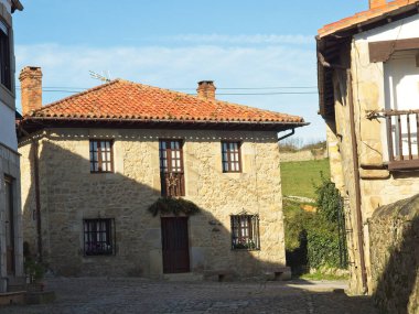 Santillana del Mar, İspanya - 28 Aralık 2019 - Santillana del Mar kasabası, doğal enklavla birlikte, Cantabria, Santander, İspanya 'nın en güzel ve kültürel zenginlerinden biridir.