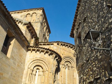 Santillana del Mar, İspanya - 28 Aralık 2019 - Santillana del Mar kasabası, doğal enklavla birlikte, Cantabria, Santander, İspanya 'nın en güzel ve kültürel zenginlerinden biridir.