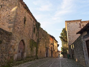 Santillana del Mar, İspanya - 28 Aralık 2019 - Santillana del Mar kasabası, doğal enklavla birlikte, Cantabria, Santander, İspanya 'nın en güzel ve kültürel zenginlerinden biridir.