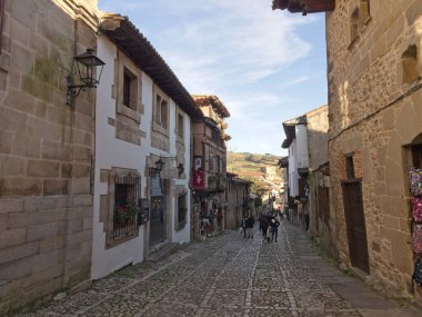 Santillana del Mar, İspanya - 28 Aralık 2019 - Santillana del Mar kasabası, doğal enklavla birlikte, Cantabria, Santander, İspanya 'nın en güzel ve kültürel zenginlerinden biridir.